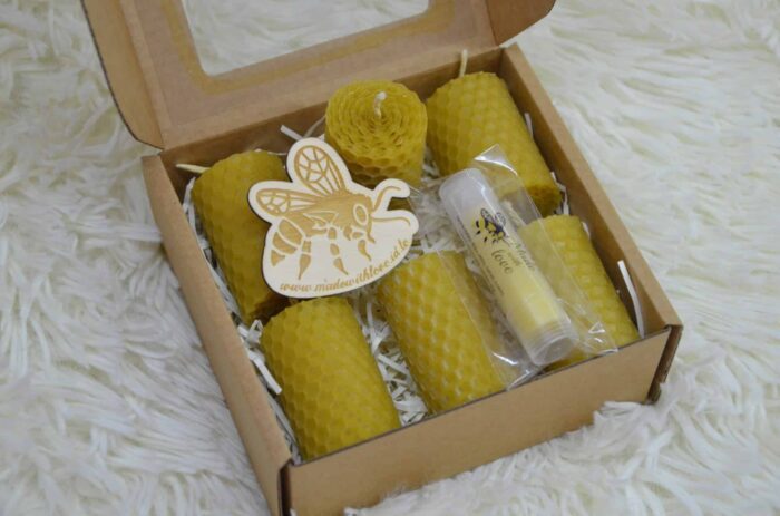 6 Tītas bišu vaska sveces iesaiņotas kastītē 5cm x 3cm, lūpu balzāms un magnēts. Perfekta Ziemassvētku dāvana - Image 2