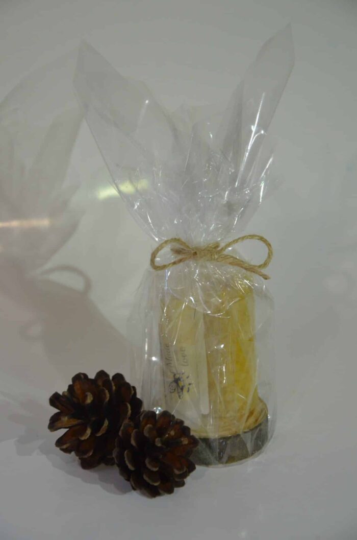 Lūpu Balzāms un svecīte uz koka palikņa (iesaiņots un gatavs dāvināšanai) - Image 5