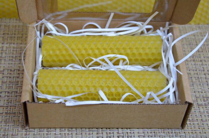 2 Tītas bišu vaska sveces iesaiņotas kastītē 10cm x 2.5cm. Perfekta Ziemassvētku dāvana - Image 2